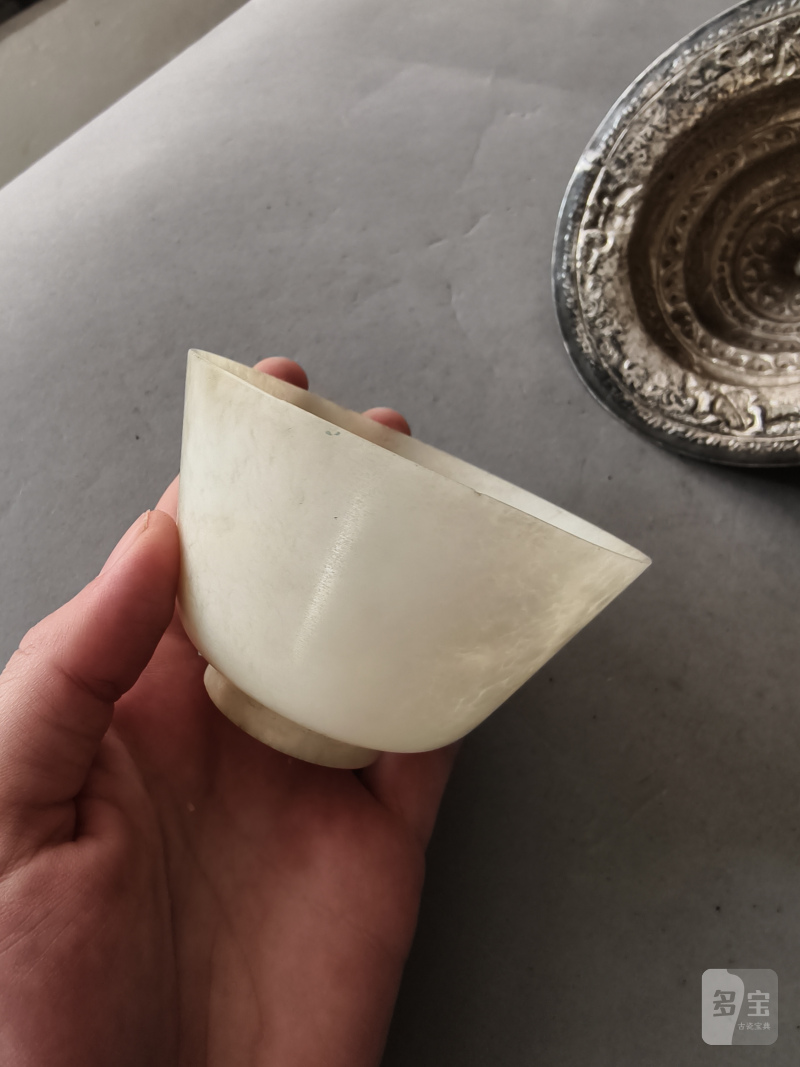 A jade bowl with stand and cover in silver with animals and floral motifs in relief - 图9